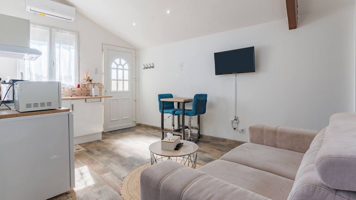 Miramas House | Holiday Home 'Paul Et Sophie' with Private Terrace and Wi-Fi