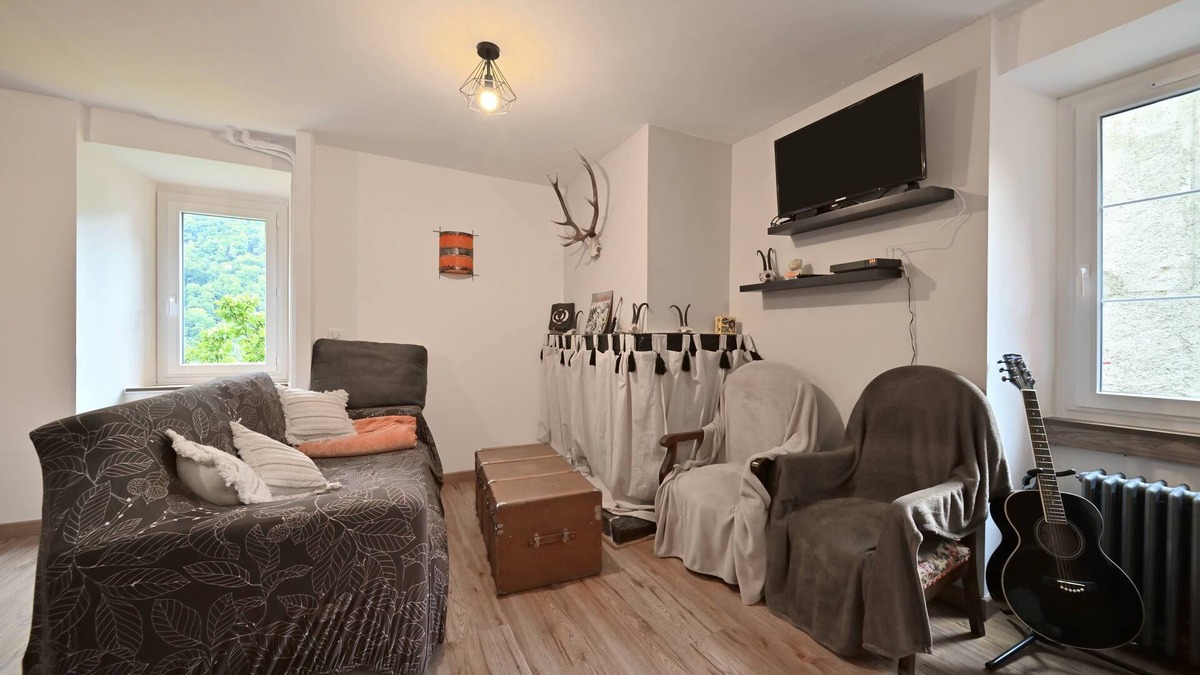 Melles House | Holiday Home 'Pays De L'ours - Pyrénées' with Mountain View, Private Terrace and Wi-Fi
