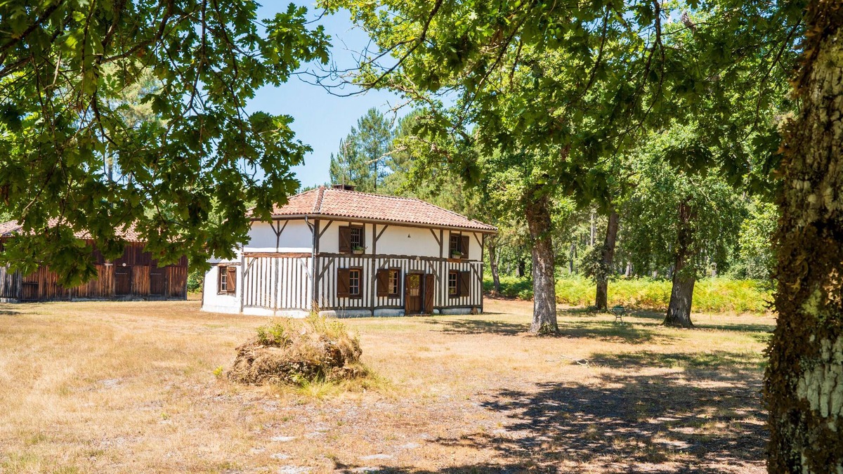 Sabres House | Holiday Home 'Petit Chantalaoude' with Private Terrace, Private Garden and Wi-Fi