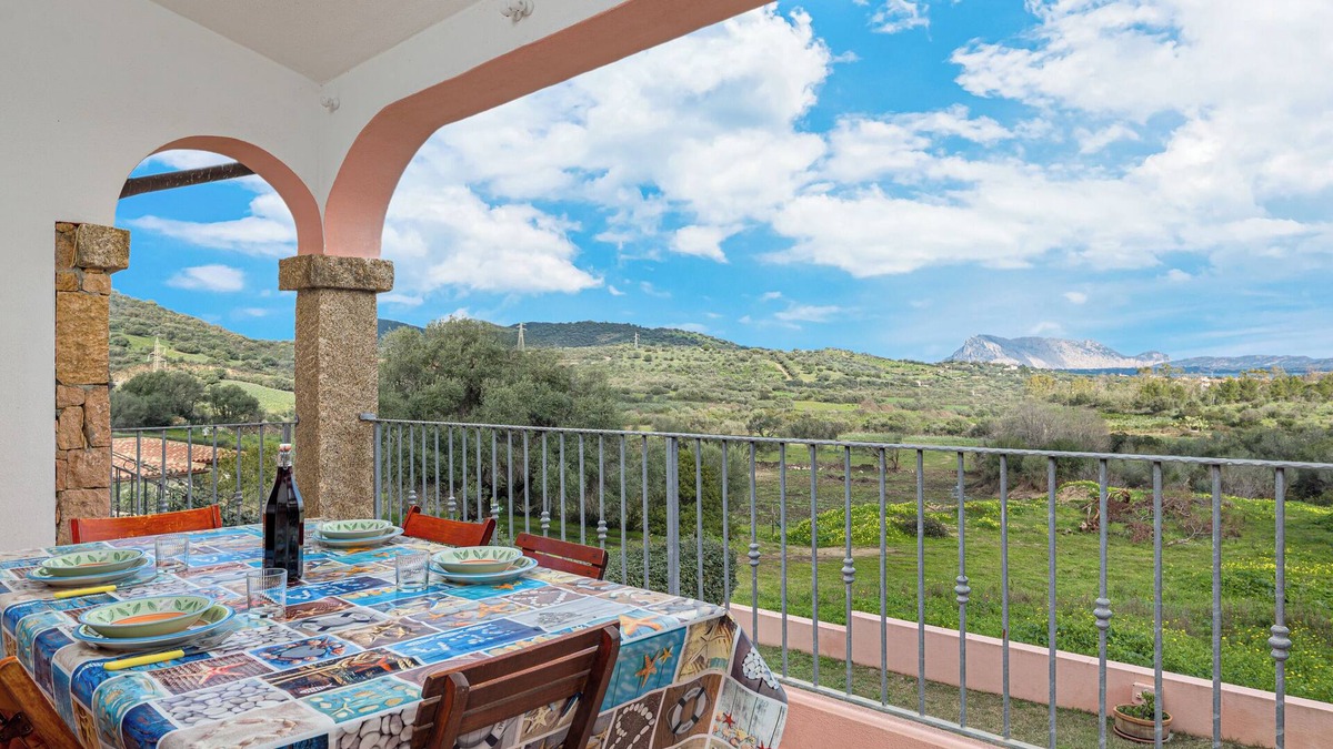 Buddittogliu Straulas House | Holiday Home 'Piano Primo Lu Carrulu' with Mountain View, Private Terrace and Air Conditioning