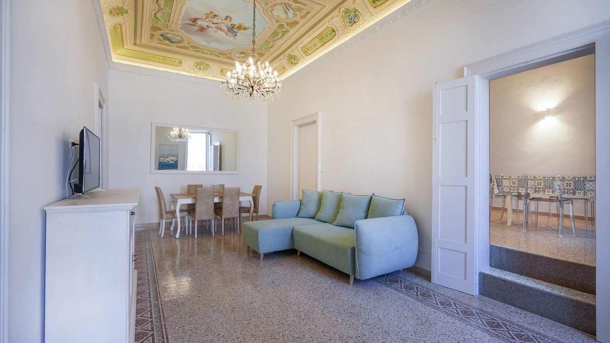 Old Town Cisternino House | Holiday Home 'Pierre Home' with Balcony and Wi-Fi