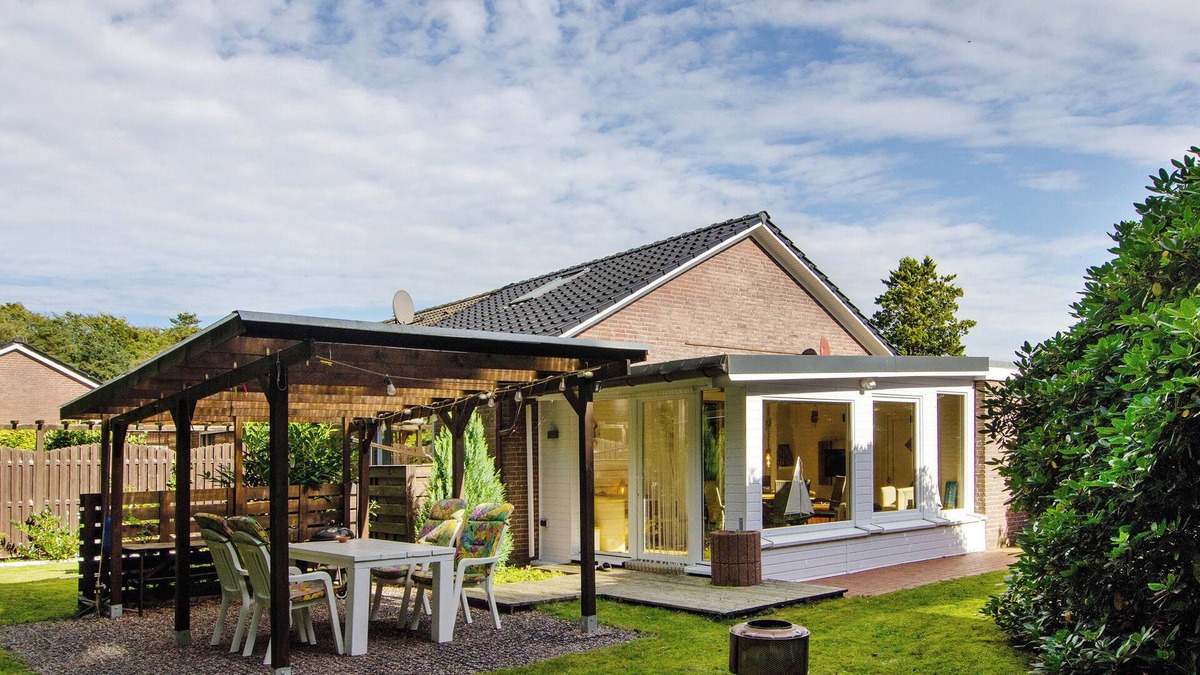 Berumbur House | Holiday Home 'Piet' with Private Terrace, Private Garden and Wi-Fi