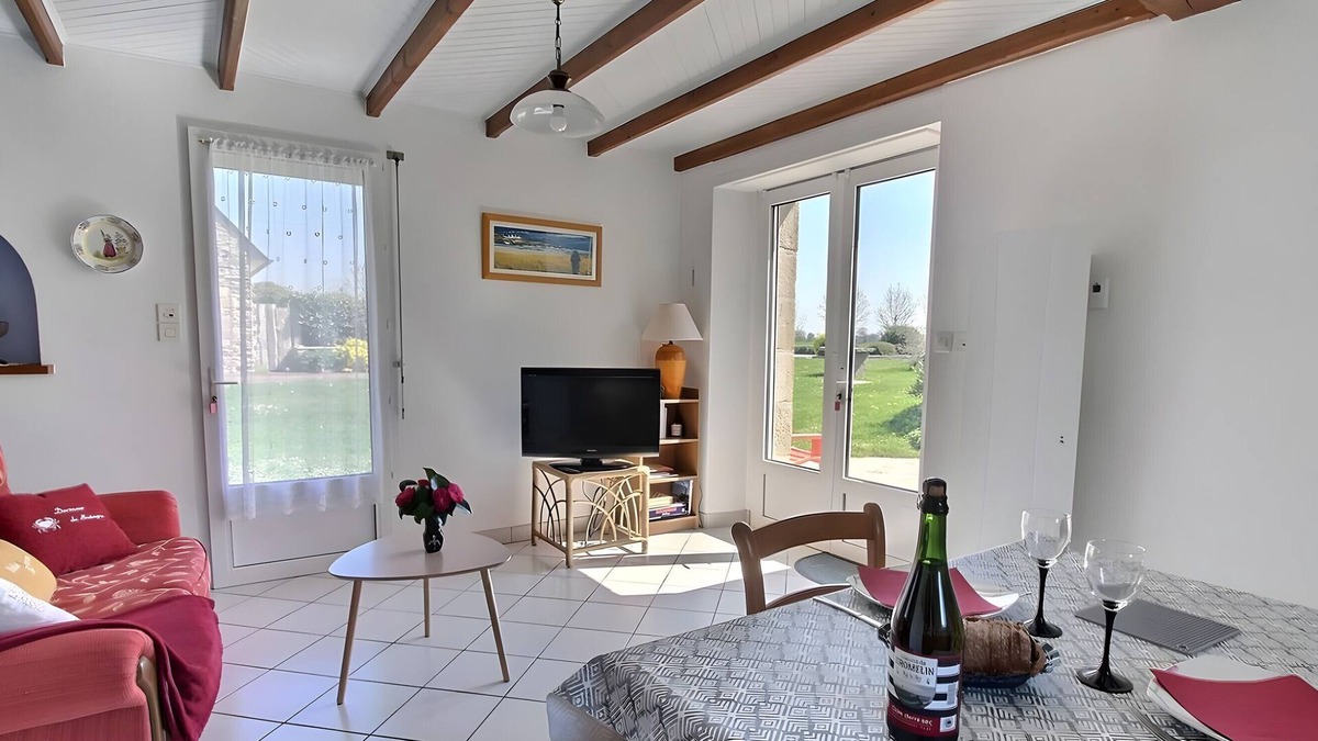 Mahalon Cottage | Holiday Home 'Plain-pied' with Private Terrace, Shared Garden and Wi-Fi
