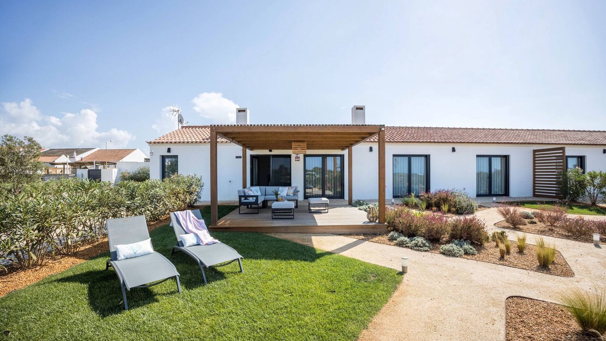 Bemparece House | Holiday Home Planalto Vicentino - Casa Lavanda with Sea View, Terrace & Wi-Fi