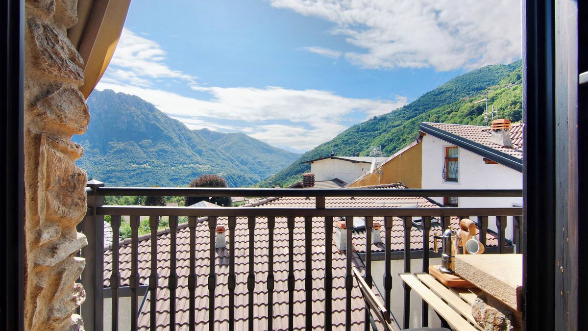 Margno House | Holiday Home 'Pollicina' with Mountain View and Balcony