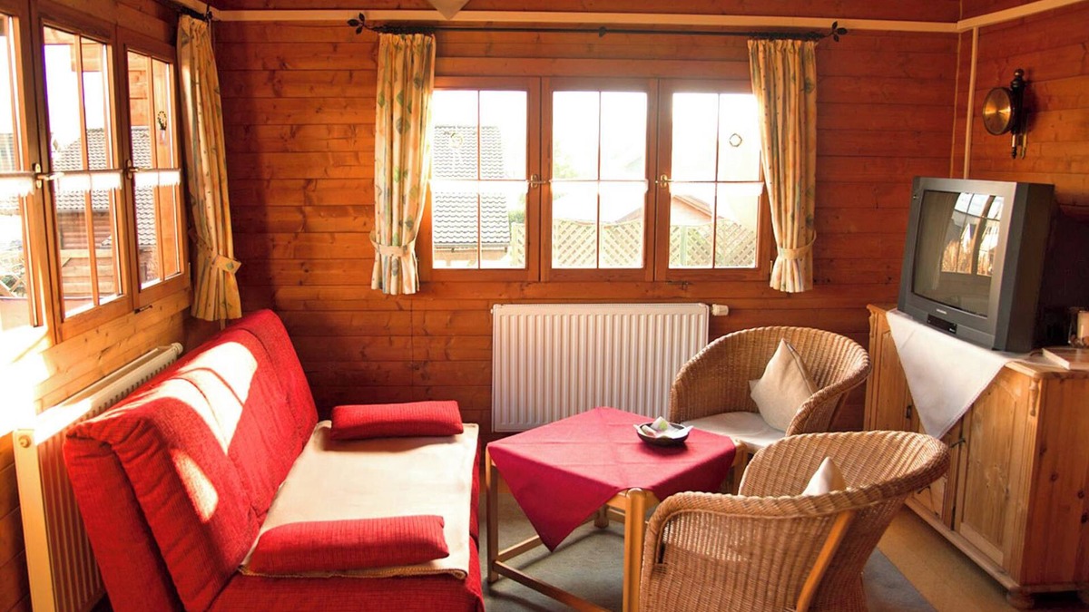 Glosingen House | Holiday Home 'Pöttgen' with Shared Terrace, Private Garden and Wi-Fi