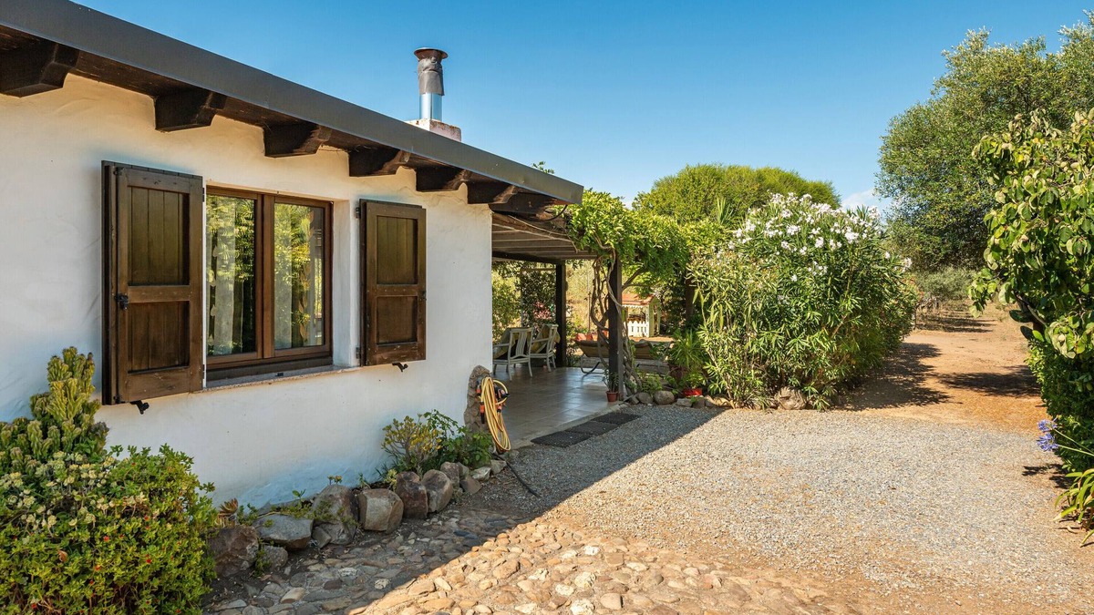 Villamassargia House | Holiday Home 'Pretty House' with Private Terrace, Wi-Fi and Air Conditioning