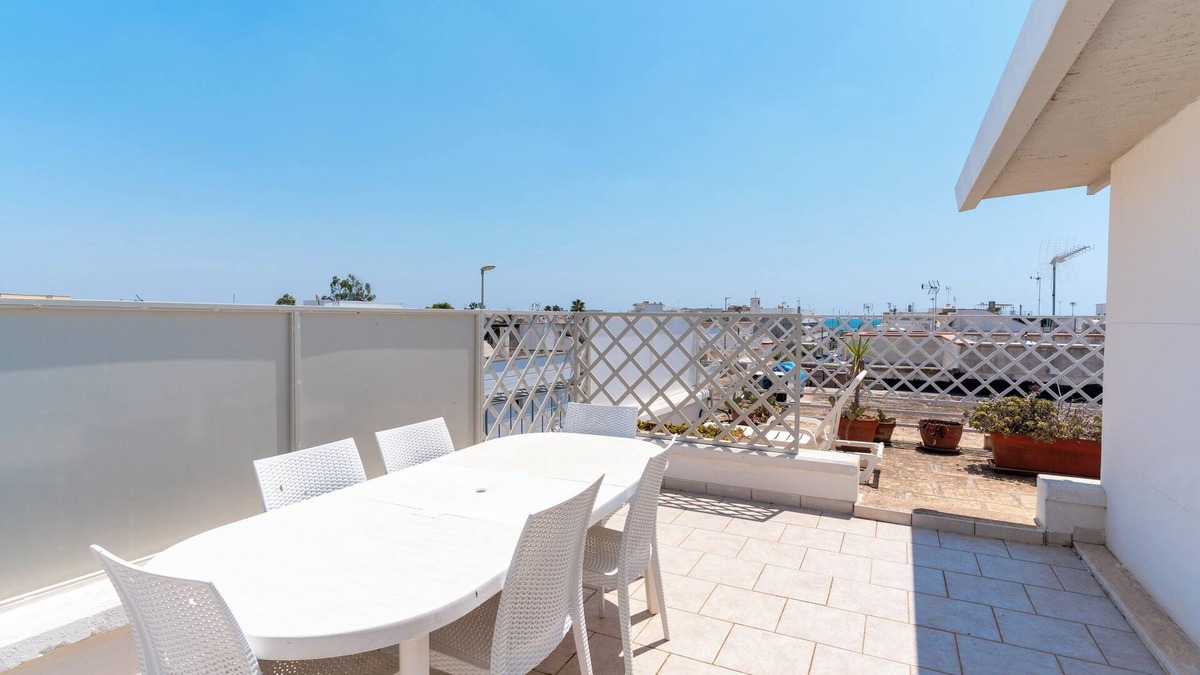 Torre Mozza House | Holiday Home 'Primo Piano Vista Mare' with Private Terrace and Air Conditioning