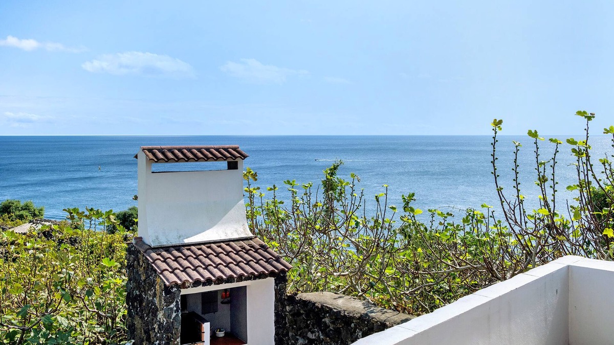 Calheta de Nesquim House | Holiday Home 'Adega Velha' with Sea View, Private Garden and Wi-Fi