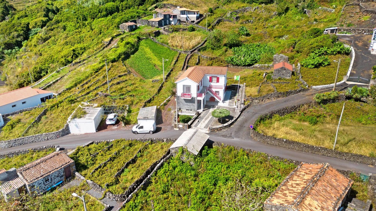 Calheta de Nesquim House | Holiday Home 'Adega Pedra Do Lagar' with Sea View, Private Terrace and Wi-Fi