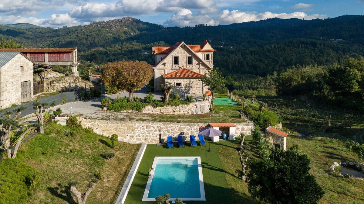 Rossas House | Holiday Home 'Quinta Do Bairro' with Mountain View, Wi-Fi and Air Conditioning