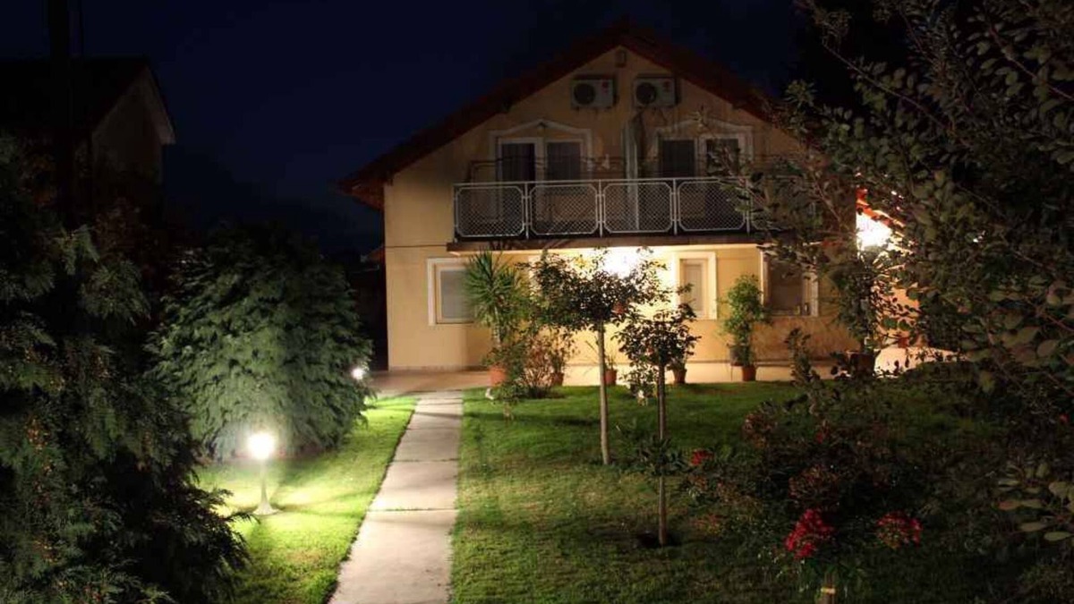 Bekesszentandras House | Holiday home right on the river with pool