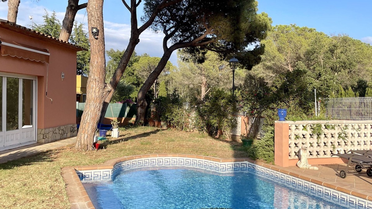 Mont-Ras House | Holiday Home 'Rocaclara' with Private Pool, Private Garden and Wi-Fi