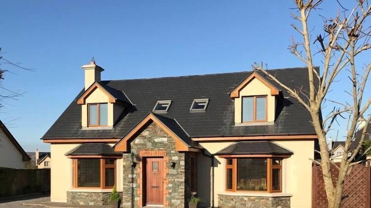 Silvermines House | Holiday Home Rose Garden House, Milltown