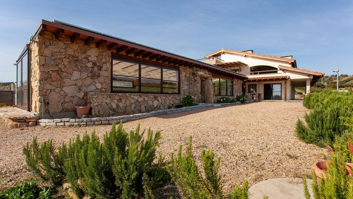 Siniscola House | Holiday Home 'S'ena E Mammai' with Sea View, Garden, Terrace and Wi-Fi