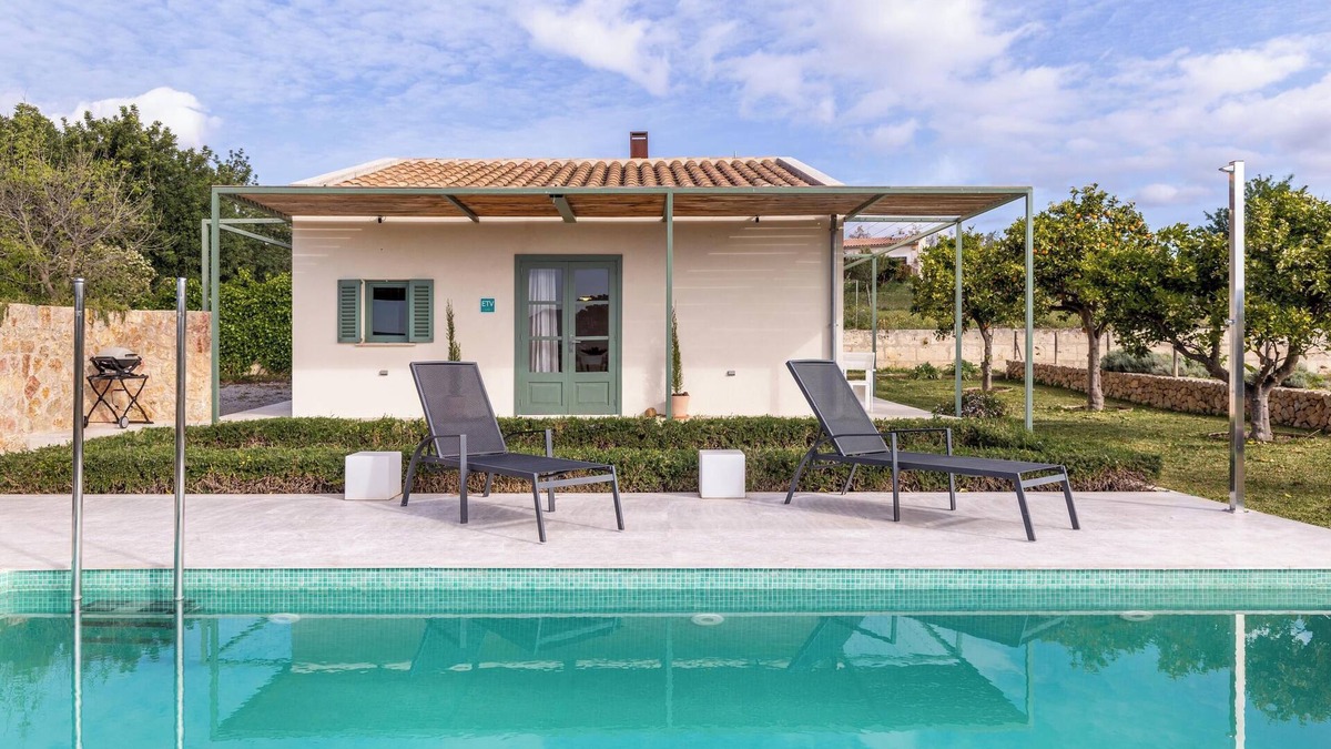 Moscari House | Holiday Home "Sa Verdal" with Pool, Wi-Fi, Air Conditioning & Garden