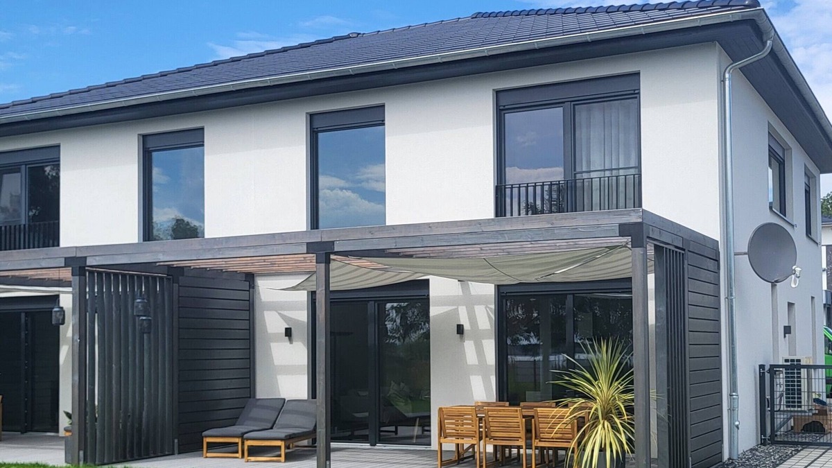 Muldestausee House | Holiday Home 'Schlossterrassen 8a' with Lake View, Private Terrace and Wi-Fi