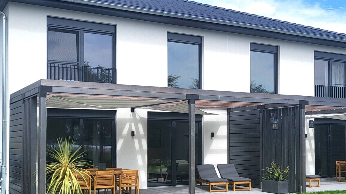 Muldestausee House | Holiday Home 'Schlossterrassen 8b' with Lake View, Private Terrace and Wi-Fi