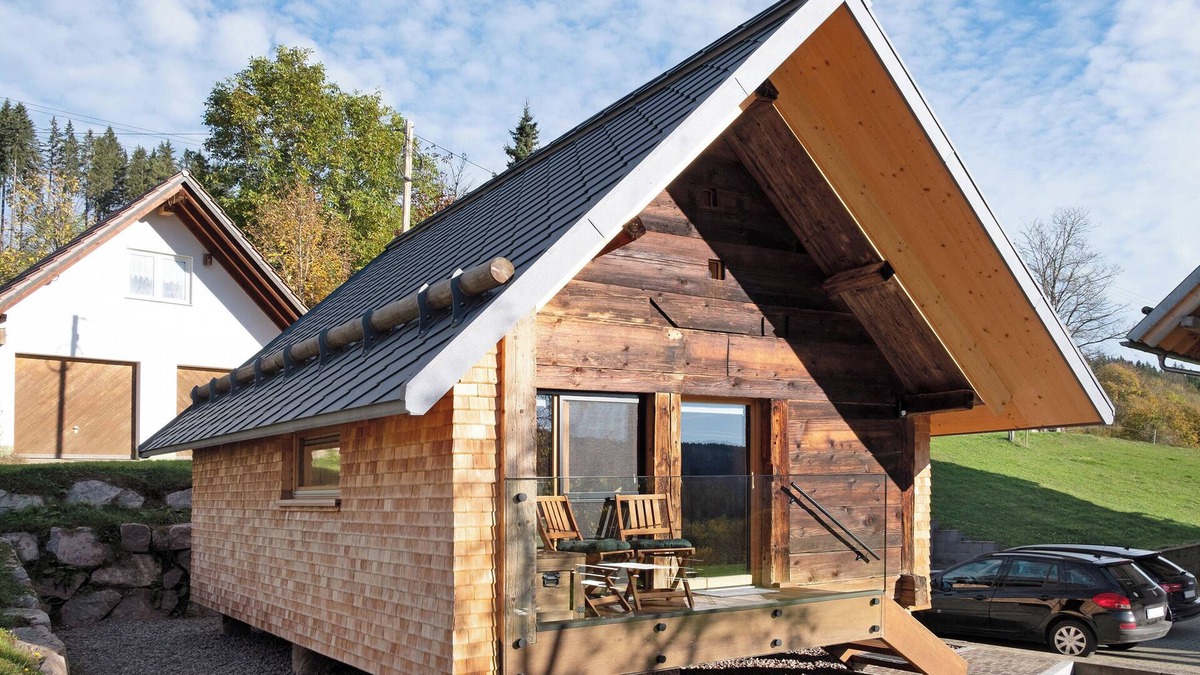 Raitenbuch House | Holiday Home 'Schwarzwaldchalet Holzperle' with Private Terrace, Shared Garden and Wi-Fi