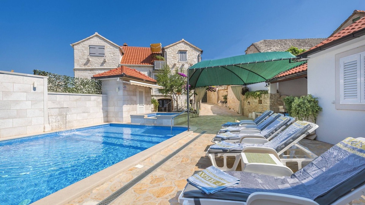Skrip House | Holiday home Škrika -Three Bedroom Home with heated Pool and Jacuzzi