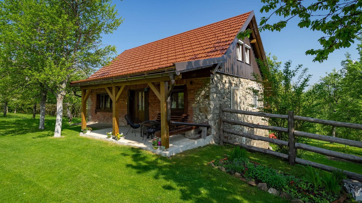 Skrad Cottage | Holiday Home Sleme with jacuzzi, big garden and fireplace