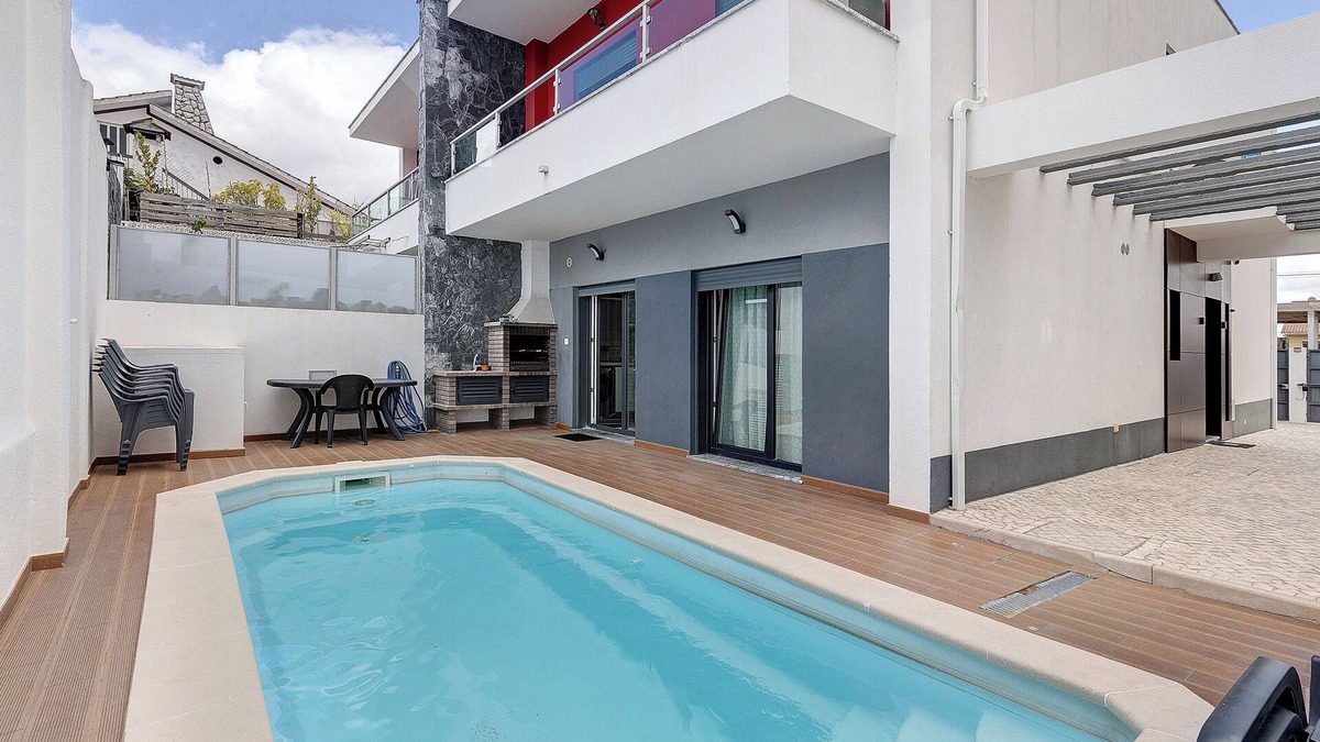 Seixal House | Holiday Home 'Sunset' with Private Pool, Wi-Fi and Air Conditioning