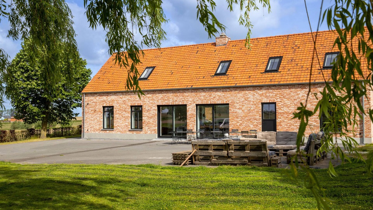 Passendale Villa | holiday home 't hov nPlace up to 20 people-pet friendly-war history
