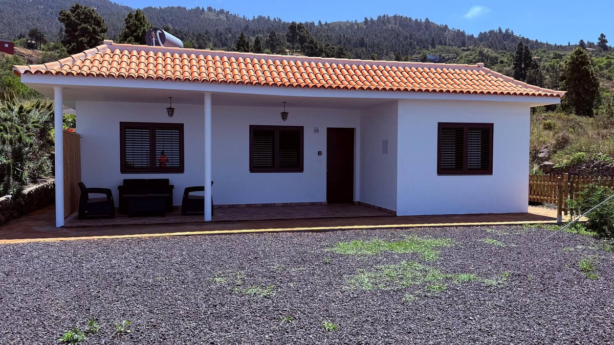 Arecida House | Holiday Home 'Tajinaste' with Sea Views, Wi-Fi and Air Conditioning