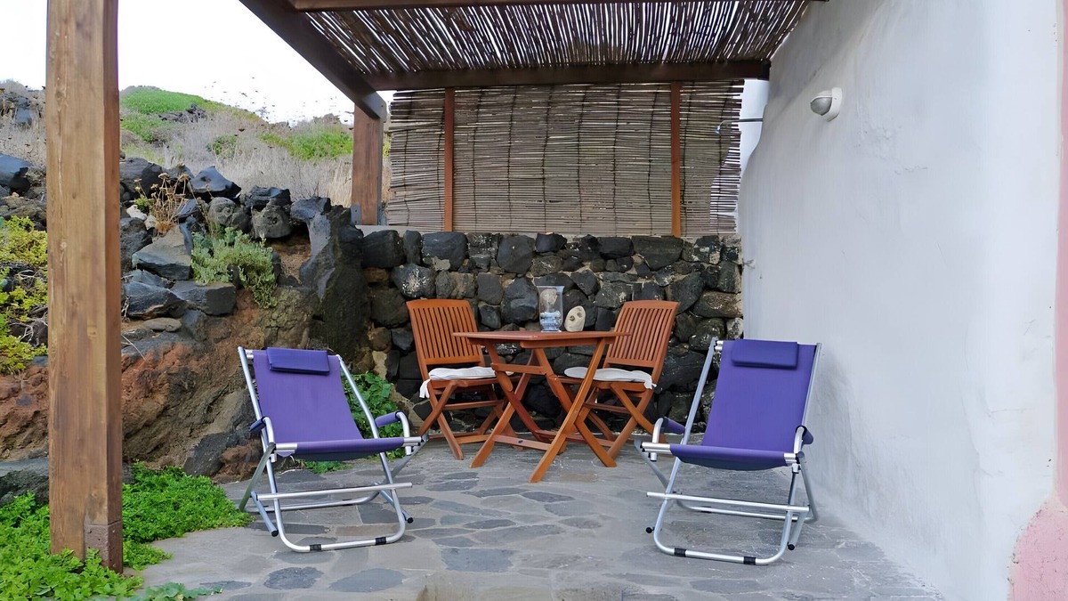 Tracino House | Holiday Home 'Terra E Mare' with Sea View, Shared Terrace and Air Conditioning