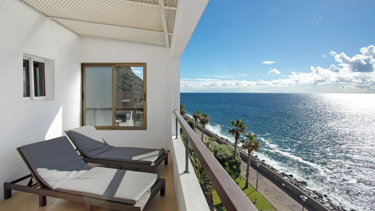 Jardim do Mar House | Holiday Home 'The Yellow House' with Sea View, Balcony and Wi-Fi