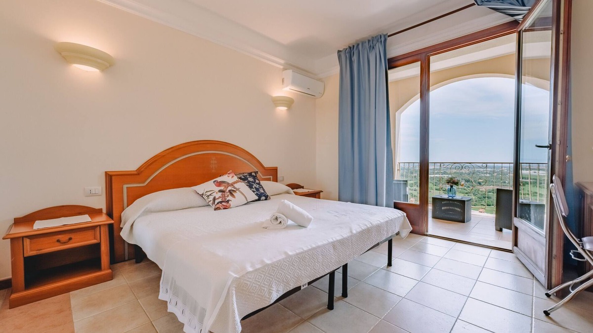 Is Molas House | Holiday Home "The Seaside Retreat" with Sea View, Shared Garden & Wi-Fi