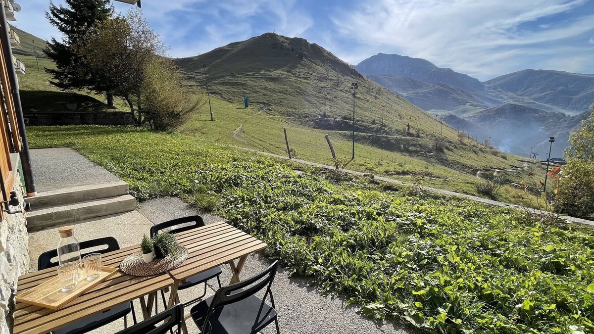 Frabosa Sottana House | Holiday Home 'Tramonto Sulla Pista A Prato Nevoso' with Mountain View and Private Garden