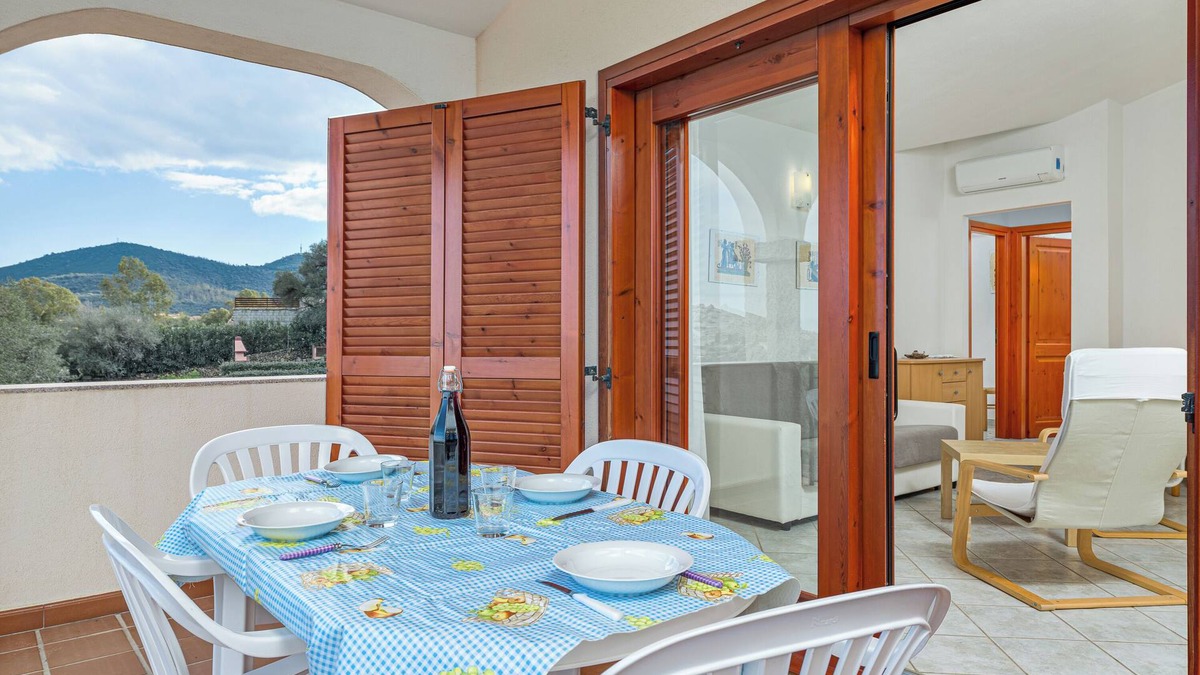 Schifoni House | Holiday Home 'Trilocale Con Vista Tavolara' with Mountain View, Private Terrace and Air Conditioning