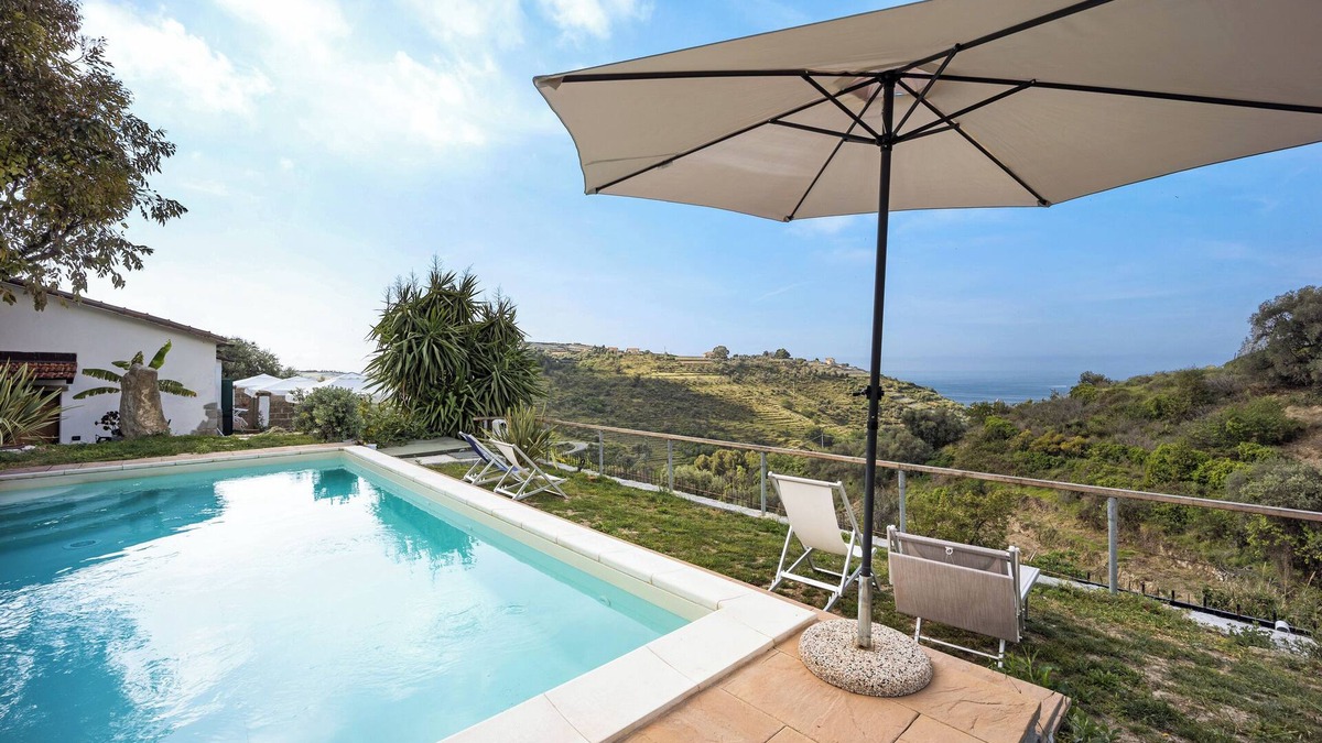 Pompeiana House | Holiday Home 'Tutti i Frutti' with Sea View & Shared Pool