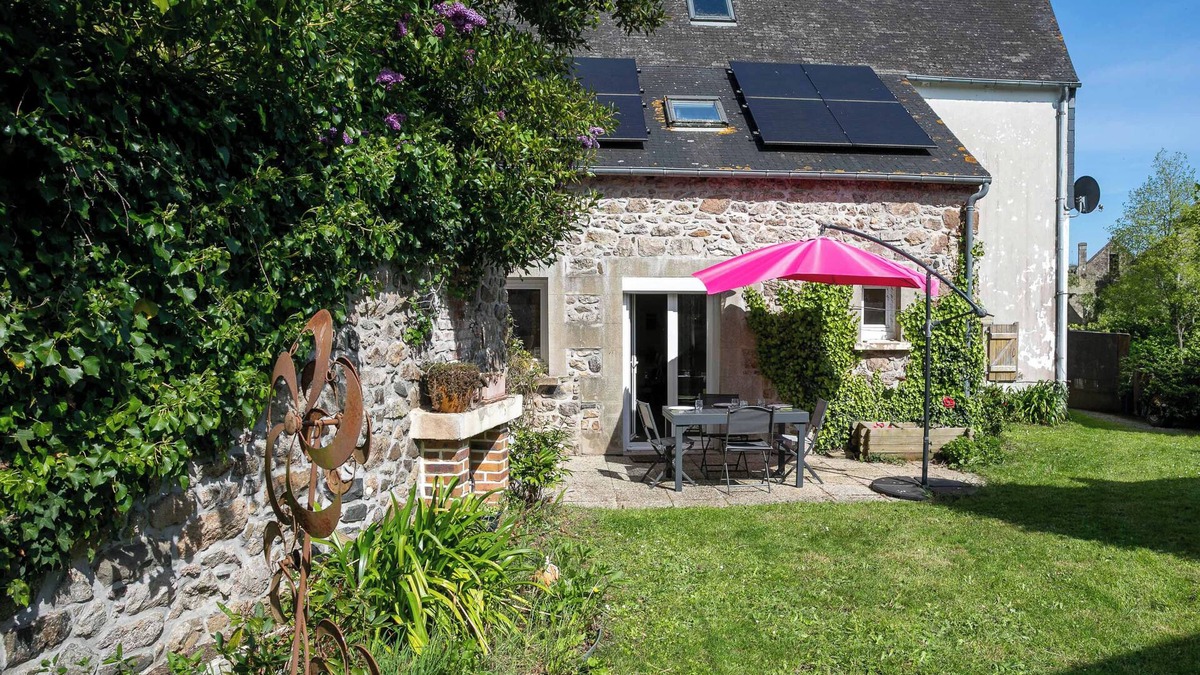 Le Merzer House | Holiday Home 'Ty Carolie' with Private Terrace, Private Garden and Wi-Fi