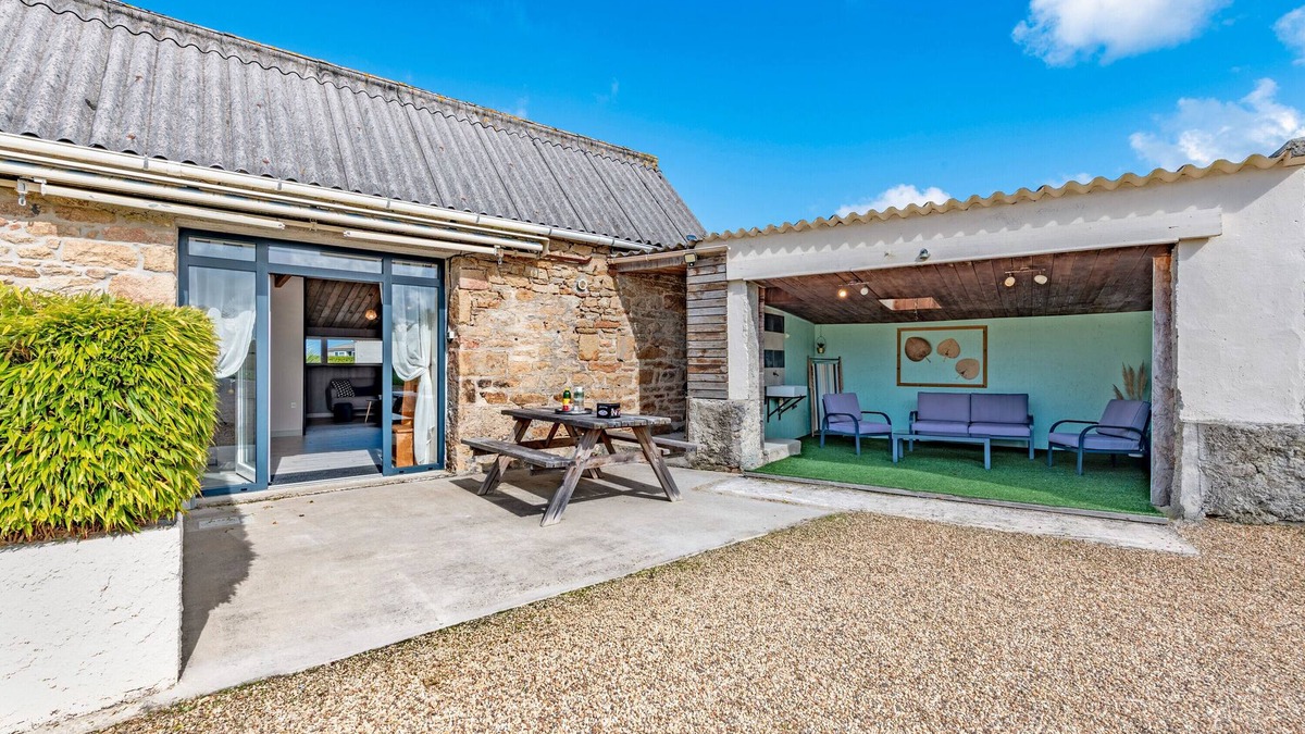 Cleder House | Holiday Home 'Ty Reuniou - La Grange' with Sea View, Shared Terrace and Wi-Fi