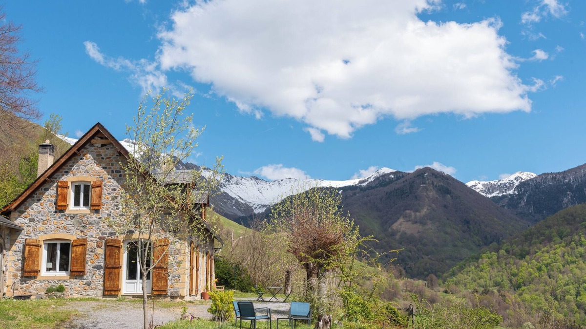 Aydius House | Holiday Home 'Ty Sioul - Vue Montagne' with Mountain View, Private Terrace and Wi-Fi