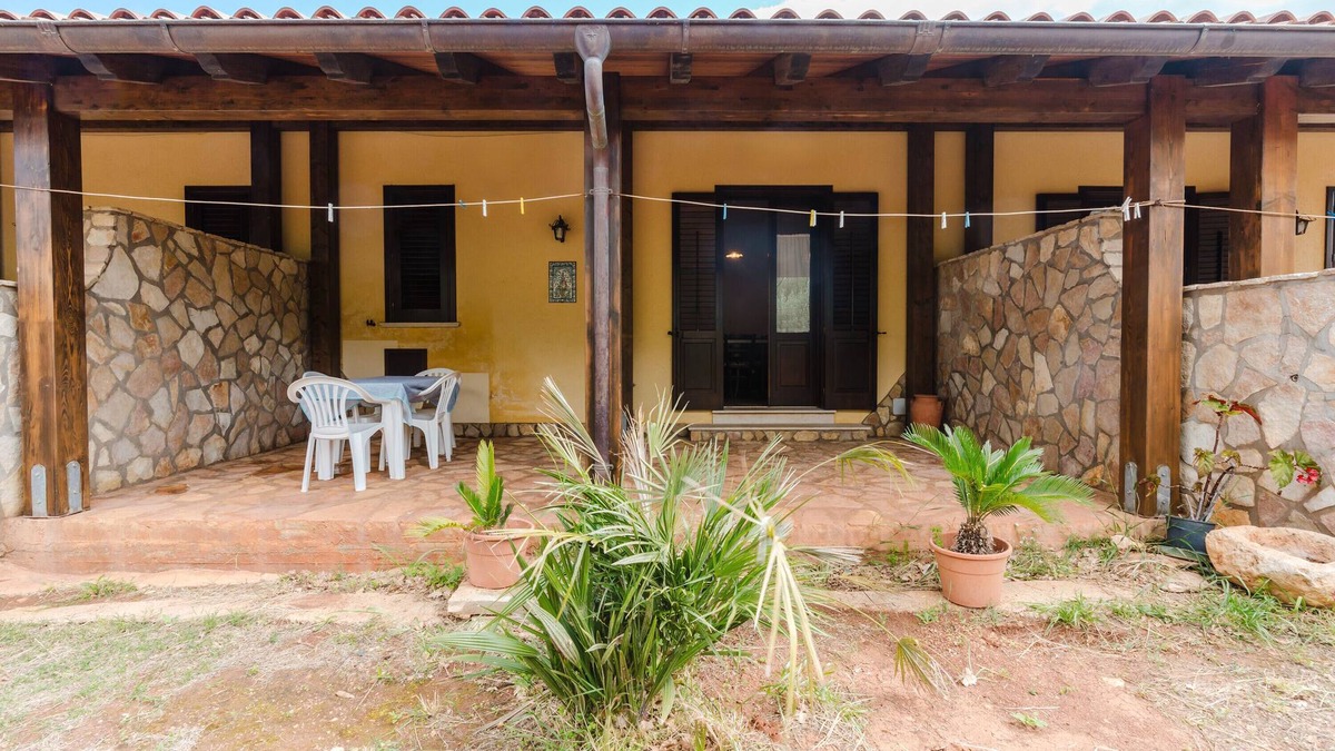 Castelluzzo House | Holiday Home 'Un Viaggio Nella Rilassante Natura' with Mountain View, Wi-Fi and Air Conditioning