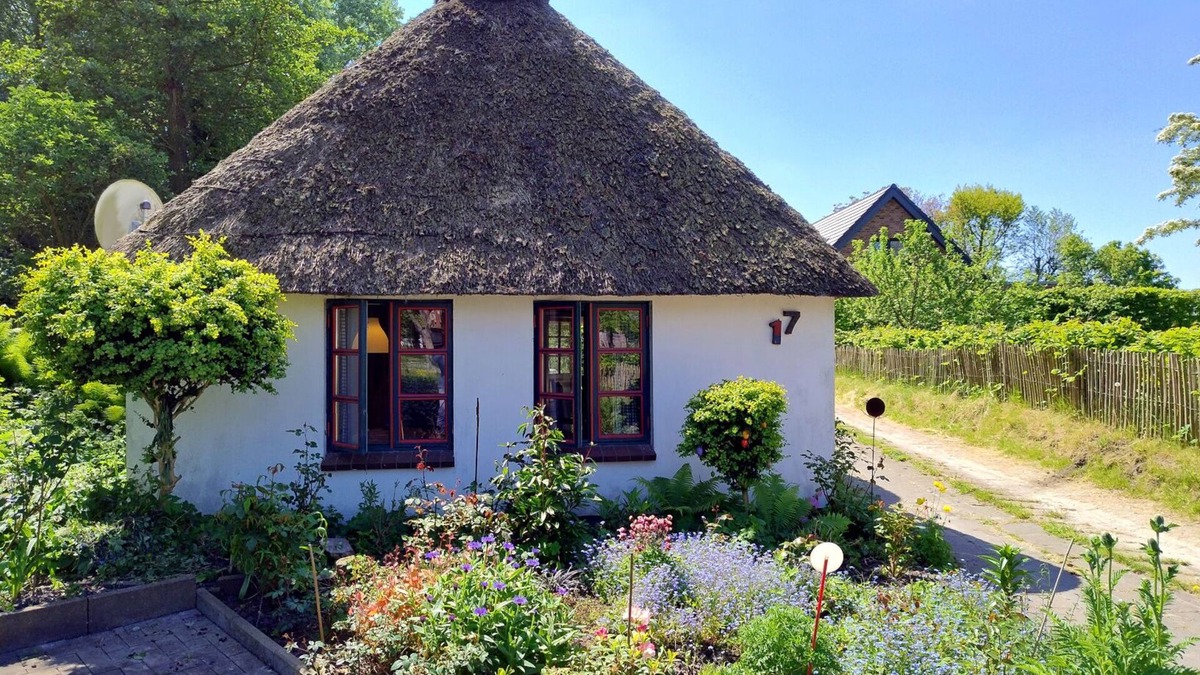 Suderdeich House | Holiday Home 'Unser Froschhaus' with Private Terrace, Private Garden and Wi-Fi