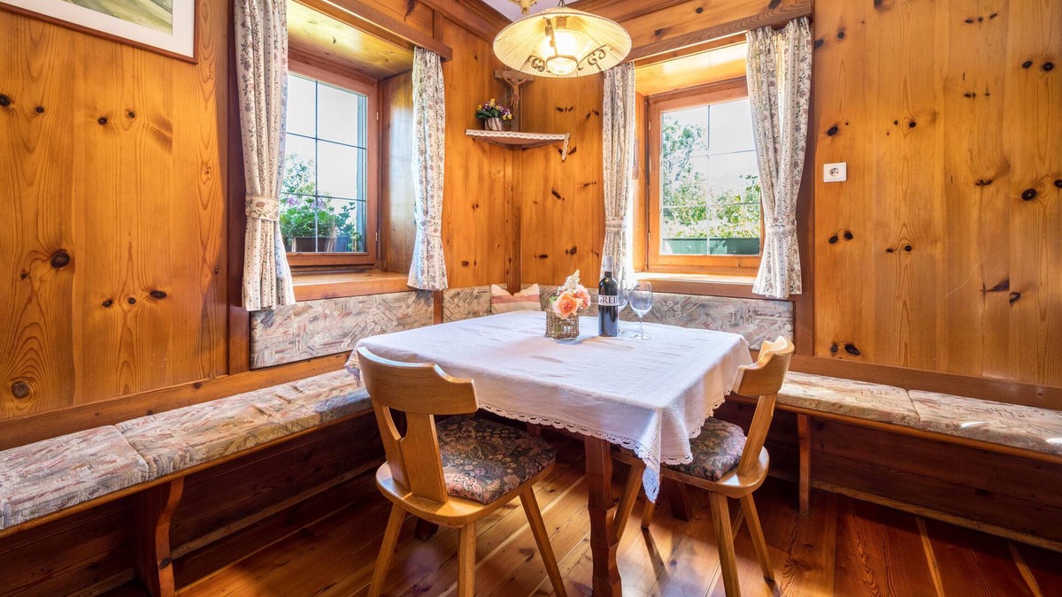 Casola House | Holiday Home 'Urthalerhof Historic' with Mountain View, Shared Garden and Wi-Fi