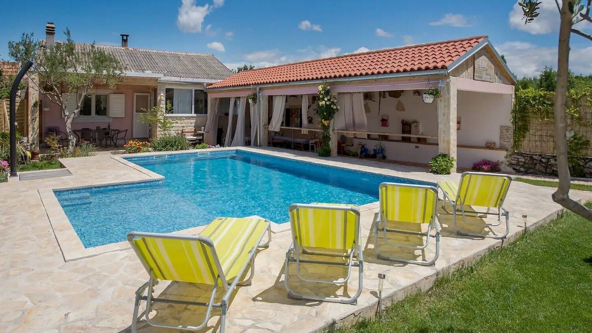 Brnjica House | Holiday Home Velini Dvori