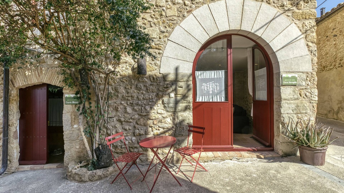 Orriols House | Holiday Home 'Vermella' with Wi-Fi
