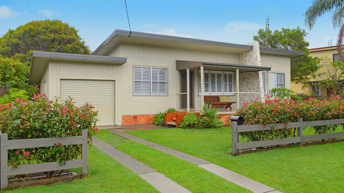 Crescent Head House | HOLIDAY HOME, VILLAGE LOCATION