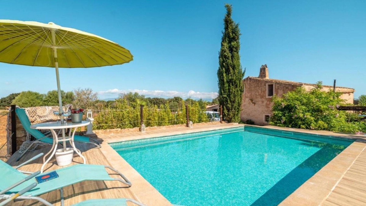 Algaida House | Holiday Home 'Villa Can Lloret' with Mountain View, Wi-Fi and Air Conditioning