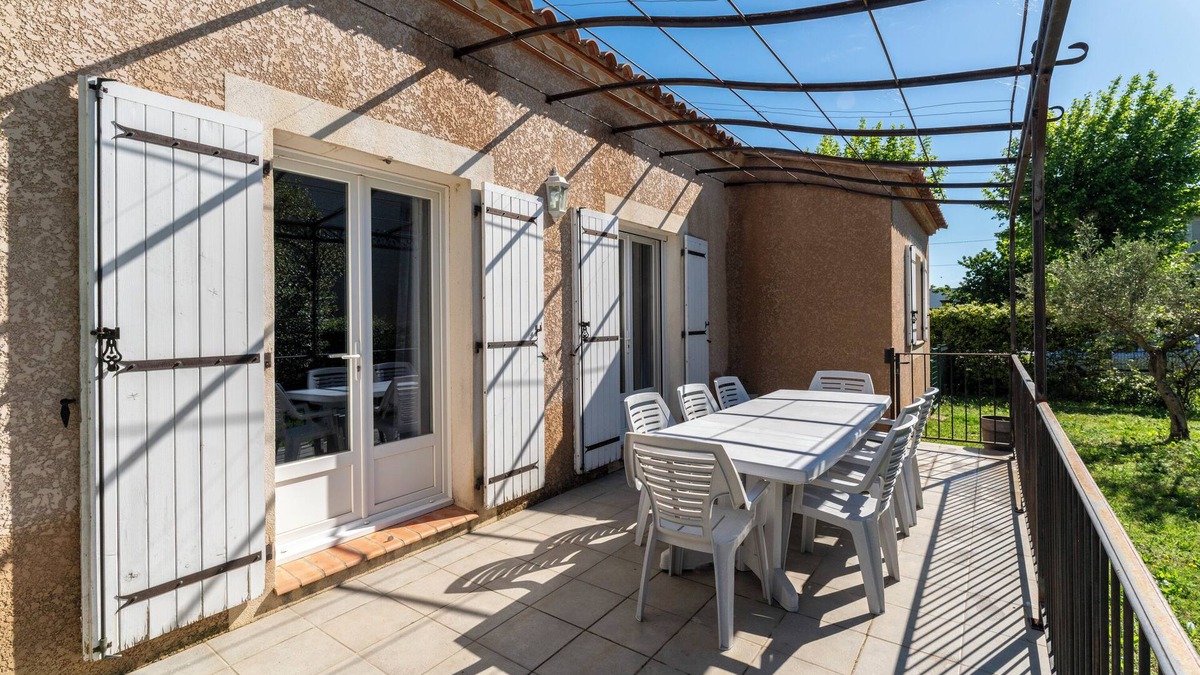 Sernhac House | Holiday Home 'Villa De Maithe' with Private Terrace, Wi-Fi and Air Conditioning