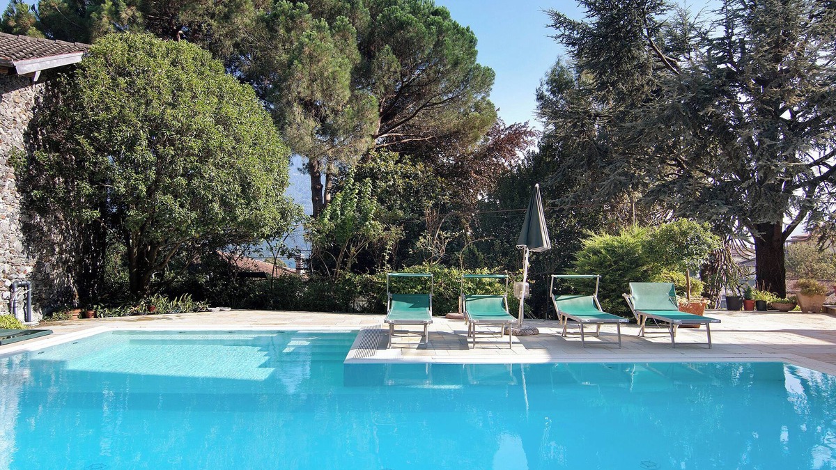 Domaso House | Holiday Home Villa Eden Jacuzzi Pool with Lake View, Wi-Fi & Terrace