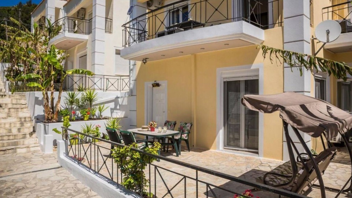 Ratzakli House | Holiday Home 'Villa Evita' with Sea View, Garden, Terrace & Wi-Fi