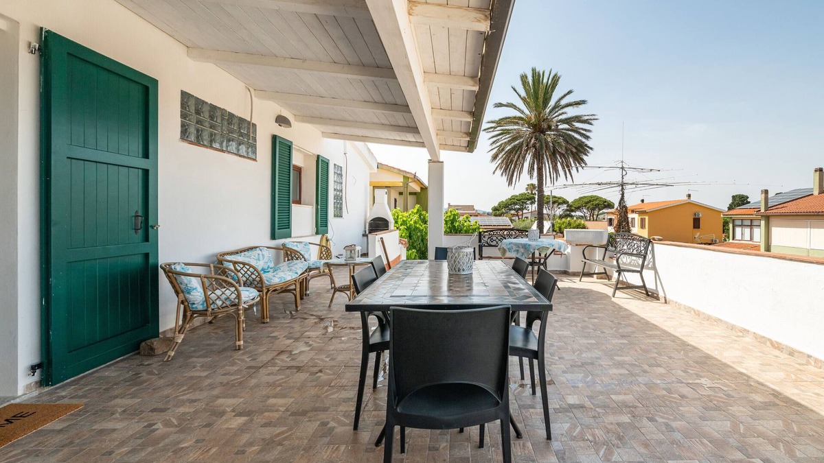 Maddalenedda House | Holiday Home 'Villa D'Oro' with Sea View, Wi-Fi and Air Conditioning