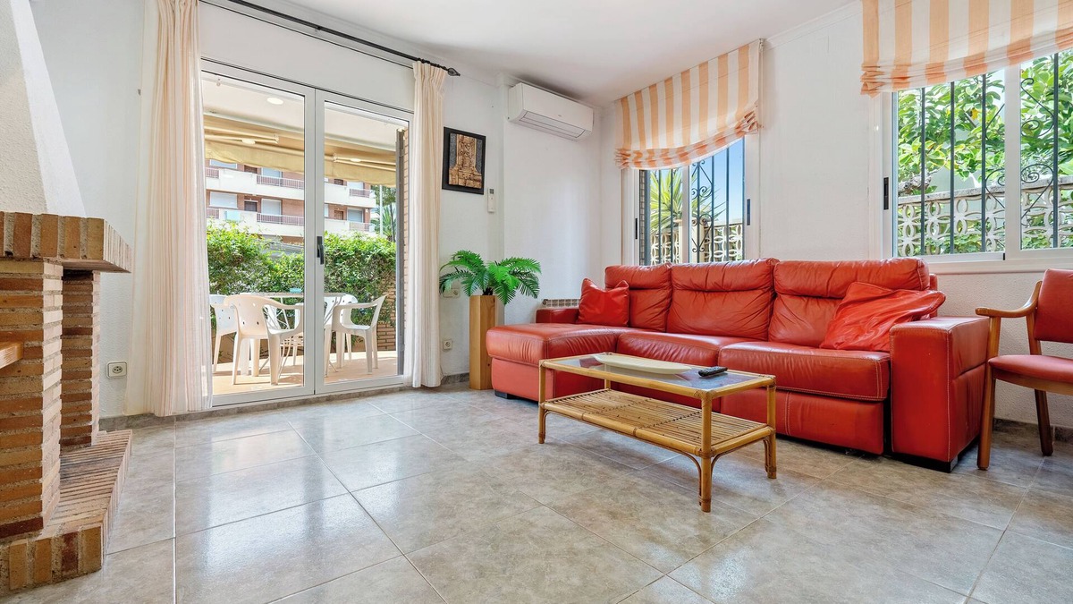 Vilafortuny House | Holiday Home 'Villa Jordi Y Nuri' with Private Terrace, Wi-Fi and Air Conditioning
