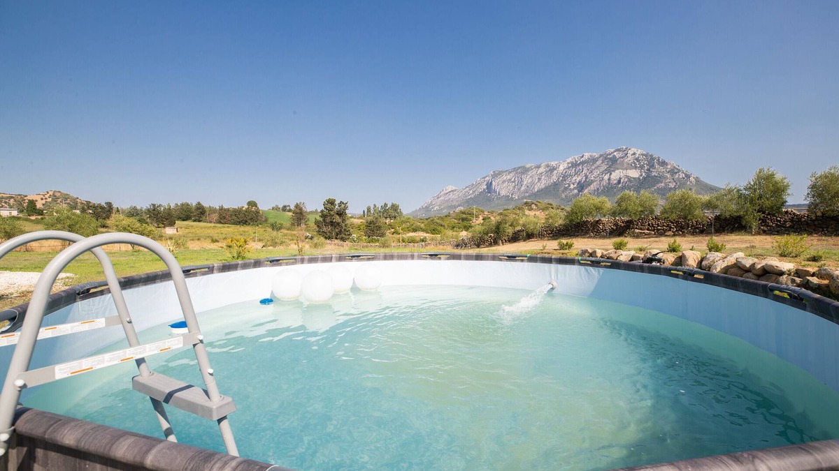 Loculi House | Holiday Home "Villa S'ena e Su Juncu" with Mountain View, Pool & Wi-Fi